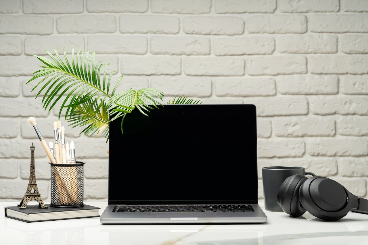 r7-laptop-with-black-screen-on-desk-against-white-bri-2025-02-25-07-27-19-utc-17539316704801.jpg
