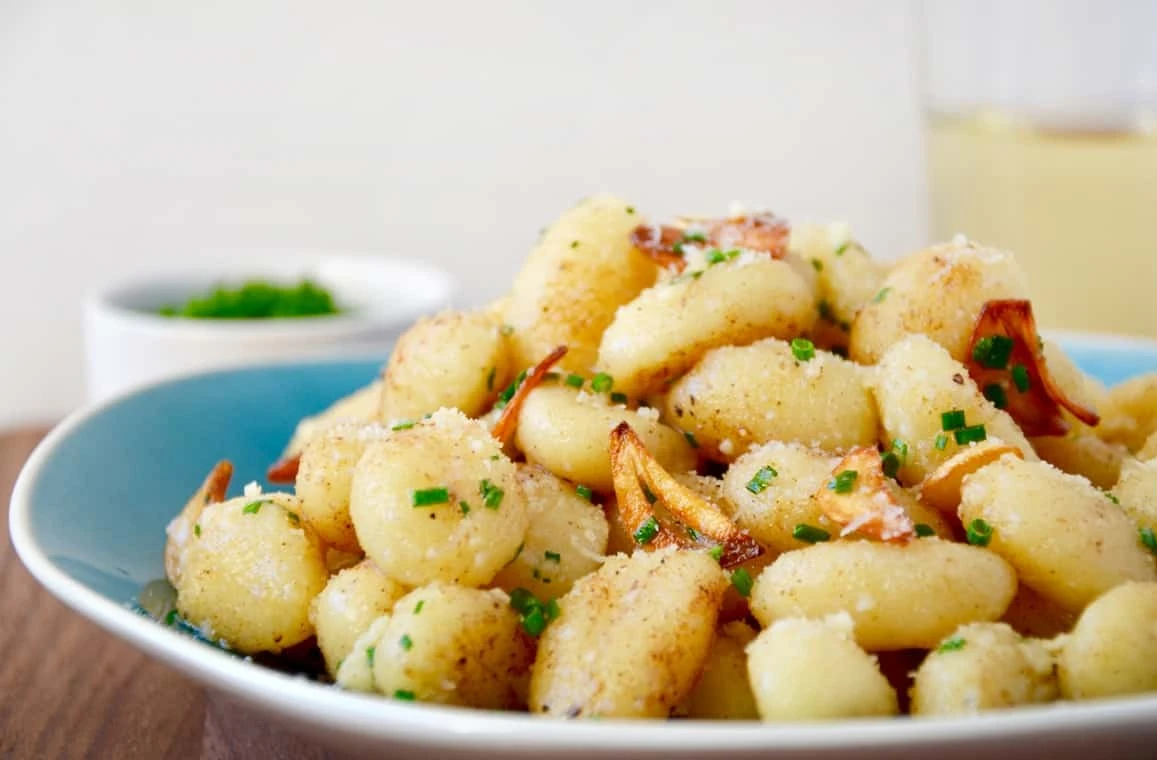 0011577602517-quick-gnocchi-crispy-garlic-recipe-1-17452674114509.jpg